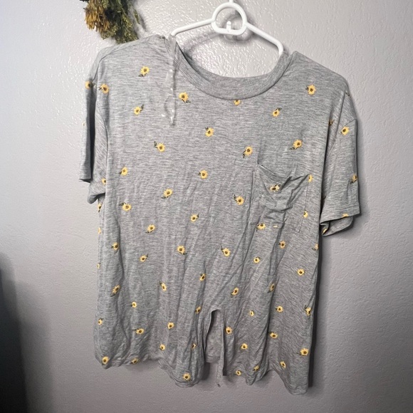 No Boundaries | daisy embroidered grey tee with knot tie front. Medium. NWoT - Picture 11 of 11